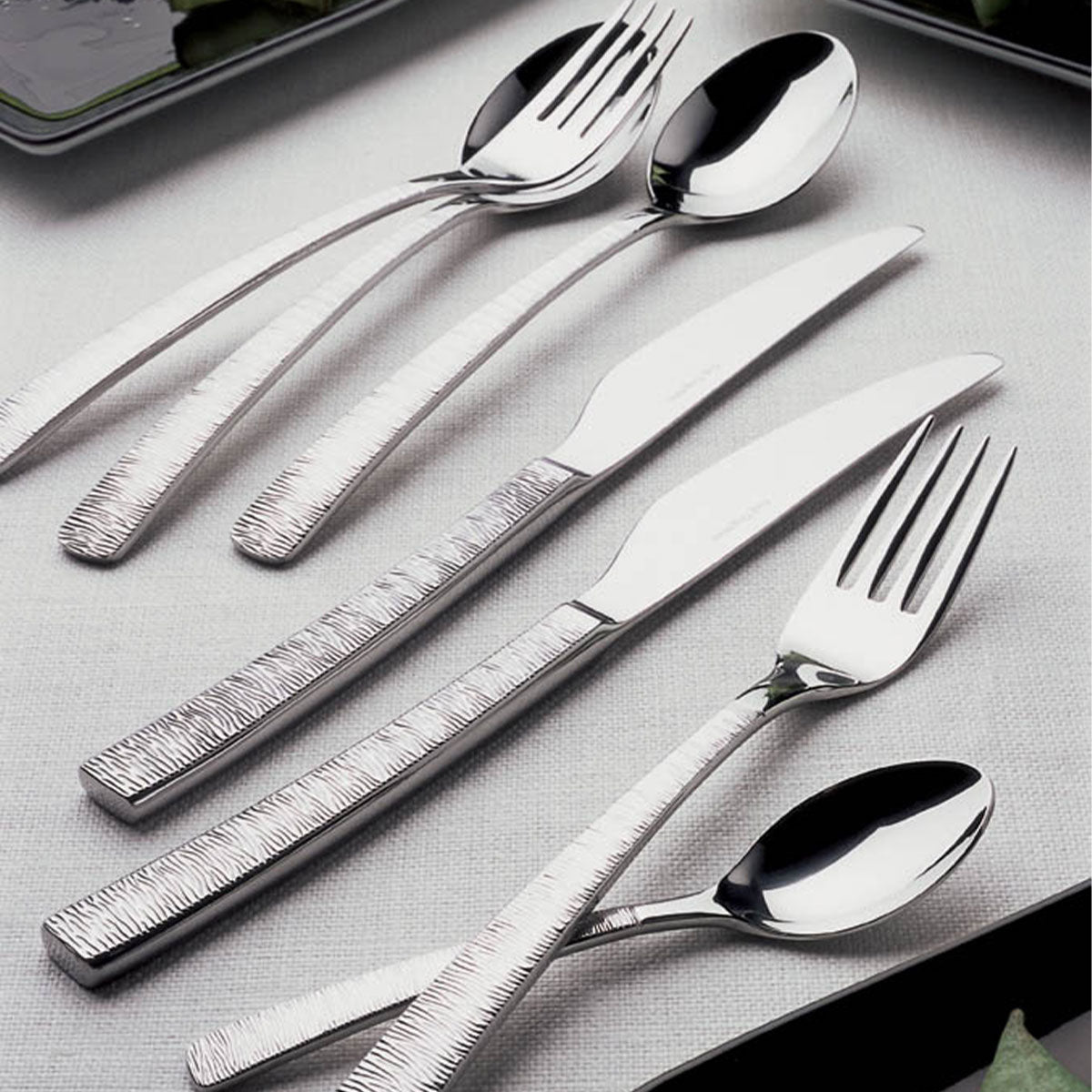9 Couteaux à dessers lames acier et 5 couteaux à dessert lames argent 9 Couteaux à dessers lames acier et 5 couteaux à dessert lames argent